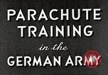 Immagine di Il tedesco paratroop soldati in formazione Germania, 1939, secondo 24 filmato di repertorio 65675063155