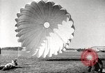 Immagine di Il tedesco paratroop soldati in formazione Germania, 1939, secondo 30 filmato di repertorio 65675063155