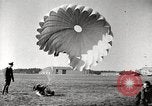 Immagine di Il tedesco paratroop soldati in formazione Germania, 1939, secondo 31 filmato di repertorio 65675063155