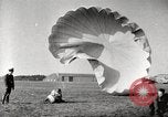 Immagine di Il tedesco paratroop soldati in formazione Germania, 1939, secondo 32 filmato di repertorio 65675063155