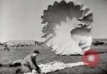 Immagine di Il tedesco paratroop soldati in formazione Germania, 1939, secondo 39 filmato di repertorio 65675063155