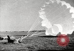 Immagine di Il tedesco paratroop soldati in formazione Germania, 1939, secondo 40 filmato di repertorio 65675063155