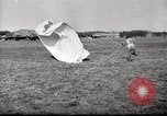 Immagine di Il tedesco paratroop soldati in formazione Germania, 1939, secondo 49 filmato di repertorio 65675063155