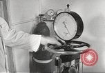 Immagine di Fabbricazione di Esercito Tedesco paracaduti seconda guerra mondiale Germania, 1939, secondo 26 filmato di repertorio 65675063156