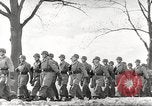 Standbild Deutsche Soldaten März und Singen Deutschland, 1939, aus Sekunde 15 historischem Filmmaterial Videoclip 65675063161