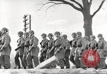 Standbild Deutsche Soldaten März und Singen Deutschland, 1939, aus Sekunde 21 historischem Filmmaterial Videoclip 65675063161