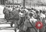 Standbild Deutsche Soldaten März und Singen Deutschland, 1939, aus Sekunde 23 historischem Filmmaterial Videoclip 65675063161