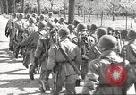 Standbild Deutsche Soldaten März und Singen Deutschland, 1939, aus Sekunde 24 historischem Filmmaterial Videoclip 65675063161