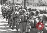 Standbild Deutsche Soldaten März und Singen Deutschland, 1939, aus Sekunde 25 historischem Filmmaterial Videoclip 65675063161
