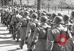 Standbild Deutsche Soldaten März und Singen Deutschland, 1939, aus Sekunde 26 historischem Filmmaterial Videoclip 65675063161