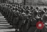 Standbild Deutsche Soldaten März und Singen Deutschland, 1939, aus Sekunde 30 historischem Filmmaterial Videoclip 65675063161