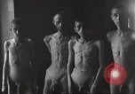 Standbild Kz Flossenbürg ausgemergelten Gefangenen Flossenburg Deutschland, 1945, aus Sekunde 3 historischem Filmmaterial Videoclip 65675063163