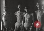 Standbild Kz Flossenbürg ausgemergelten Gefangenen Flossenburg Deutschland, 1945, aus Sekunde 4 historischem Filmmaterial Videoclip 65675063163