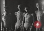 Standbild Kz Flossenbürg ausgemergelten Gefangenen Flossenburg Deutschland, 1945, aus Sekunde 5 historischem Filmmaterial Videoclip 65675063163