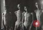 Standbild Kz Flossenbürg ausgemergelten Gefangenen Flossenburg Deutschland, 1945, aus Sekunde 6 historischem Filmmaterial Videoclip 65675063163