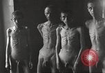Standbild Kz Flossenbürg ausgemergelten Gefangenen Flossenburg Deutschland, 1945, aus Sekunde 7 historischem Filmmaterial Videoclip 65675063163