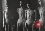 Standbild Kz Flossenbürg ausgemergelten Gefangenen Flossenburg Deutschland, 1945, aus Sekunde 8 historischem Filmmaterial Videoclip 65675063163