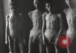 Standbild Kz Flossenbürg ausgemergelten Gefangenen Flossenburg Deutschland, 1945, aus Sekunde 9 historischem Filmmaterial Videoclip 65675063163