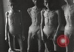Standbild Kz Flossenbürg ausgemergelten Gefangenen Flossenburg Deutschland, 1945, aus Sekunde 10 historischem Filmmaterial Videoclip 65675063163