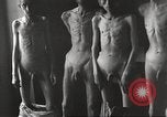 Standbild Kz Flossenbürg ausgemergelten Gefangenen Flossenburg Deutschland, 1945, aus Sekunde 11 historischem Filmmaterial Videoclip 65675063163
