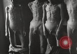 Standbild Kz Flossenbürg ausgemergelten Gefangenen Flossenburg Deutschland, 1945, aus Sekunde 12 historischem Filmmaterial Videoclip 65675063163