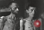 Standbild Kz Flossenbürg ausgemergelten Gefangenen Flossenburg Deutschland, 1945, aus Sekunde 19 historischem Filmmaterial Videoclip 65675063163