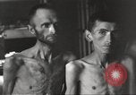 Standbild Kz Flossenbürg ausgemergelten Gefangenen Flossenburg Deutschland, 1945, aus Sekunde 21 historischem Filmmaterial Videoclip 65675063163