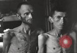 Standbild Kz Flossenbürg ausgemergelten Gefangenen Flossenburg Deutschland, 1945, aus Sekunde 22 historischem Filmmaterial Videoclip 65675063163