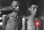 Standbild Kz Flossenbürg ausgemergelten Gefangenen Flossenburg Deutschland, 1945, aus Sekunde 23 historischem Filmmaterial Videoclip 65675063163