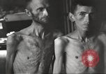 Standbild Kz Flossenbürg ausgemergelten Gefangenen Flossenburg Deutschland, 1945, aus Sekunde 24 historischem Filmmaterial Videoclip 65675063163