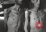 Standbild Kz Flossenbürg ausgemergelten Gefangenen Flossenburg Deutschland, 1945, aus Sekunde 26 historischem Filmmaterial Videoclip 65675063163