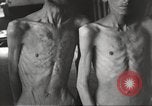 Standbild Kz Flossenbürg ausgemergelten Gefangenen Flossenburg Deutschland, 1945, aus Sekunde 27 historischem Filmmaterial Videoclip 65675063163