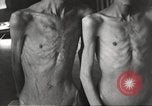 Standbild Kz Flossenbürg ausgemergelten Gefangenen Flossenburg Deutschland, 1945, aus Sekunde 28 historischem Filmmaterial Videoclip 65675063163