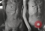 Standbild Kz Flossenbürg ausgemergelten Gefangenen Flossenburg Deutschland, 1945, aus Sekunde 30 historischem Filmmaterial Videoclip 65675063163