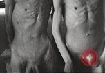 Standbild Kz Flossenbürg ausgemergelten Gefangenen Flossenburg Deutschland, 1945, aus Sekunde 31 historischem Filmmaterial Videoclip 65675063163