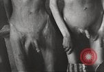 Standbild Kz Flossenbürg ausgemergelten Gefangenen Flossenburg Deutschland, 1945, aus Sekunde 33 historischem Filmmaterial Videoclip 65675063163