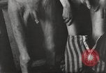 Standbild Kz Flossenbürg ausgemergelten Gefangenen Flossenburg Deutschland, 1945, aus Sekunde 35 historischem Filmmaterial Videoclip 65675063163