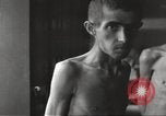 Standbild Kz Flossenbürg ausgemergelten Gefangenen Flossenburg Deutschland, 1945, aus Sekunde 44 historischem Filmmaterial Videoclip 65675063163