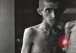 Standbild Kz Flossenbürg ausgemergelten Gefangenen Flossenburg Deutschland, 1945, aus Sekunde 45 historischem Filmmaterial Videoclip 65675063163