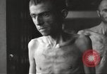 Standbild Kz Flossenbürg ausgemergelten Gefangenen Flossenburg Deutschland, 1945, aus Sekunde 49 historischem Filmmaterial Videoclip 65675063163