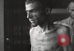 Standbild Kz Flossenbürg ausgemergelten Gefangenen Flossenburg Deutschland, 1945, aus Sekunde 50 historischem Filmmaterial Videoclip 65675063163