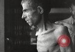 Standbild Kz Flossenbürg ausgemergelten Gefangenen Flossenburg Deutschland, 1945, aus Sekunde 51 historischem Filmmaterial Videoclip 65675063163