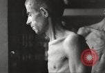 Standbild Kz Flossenbürg ausgemergelten Gefangenen Flossenburg Deutschland, 1945, aus Sekunde 52 historischem Filmmaterial Videoclip 65675063163