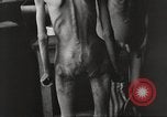 Standbild Kz Flossenbürg ausgemergelten Gefangenen Flossenburg Deutschland, 1945, aus Sekunde 61 historischem Filmmaterial Videoclip 65675063163