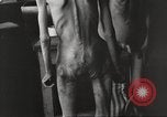 Standbild Kz Flossenbürg ausgemergelten Gefangenen Flossenburg Deutschland, 1945, aus Sekunde 62 historischem Filmmaterial Videoclip 65675063163