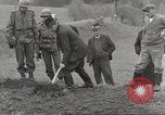 Standbild slave Arbeitslager Flossenburg Deutschland, 1945, aus Sekunde 35 historischem Filmmaterial Videoclip 65675063166