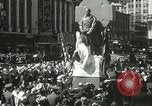 Standbild Duffy Memorial Enthüllungszeremonie New York City USA, 1937, aus Sekunde 39 historischem Filmmaterial Videoclip 65675063192