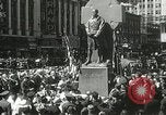 Standbild Duffy Memorial Enthüllungszeremonie New York City USA, 1937, aus Sekunde 41 historischem Filmmaterial Videoclip 65675063192