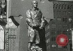 Standbild Duffy Memorial Enthüllungszeremonie New York City USA, 1937, aus Sekunde 42 historischem Filmmaterial Videoclip 65675063192