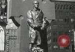 Standbild Duffy Memorial Enthüllungszeremonie New York City USA, 1937, aus Sekunde 44 historischem Filmmaterial Videoclip 65675063192